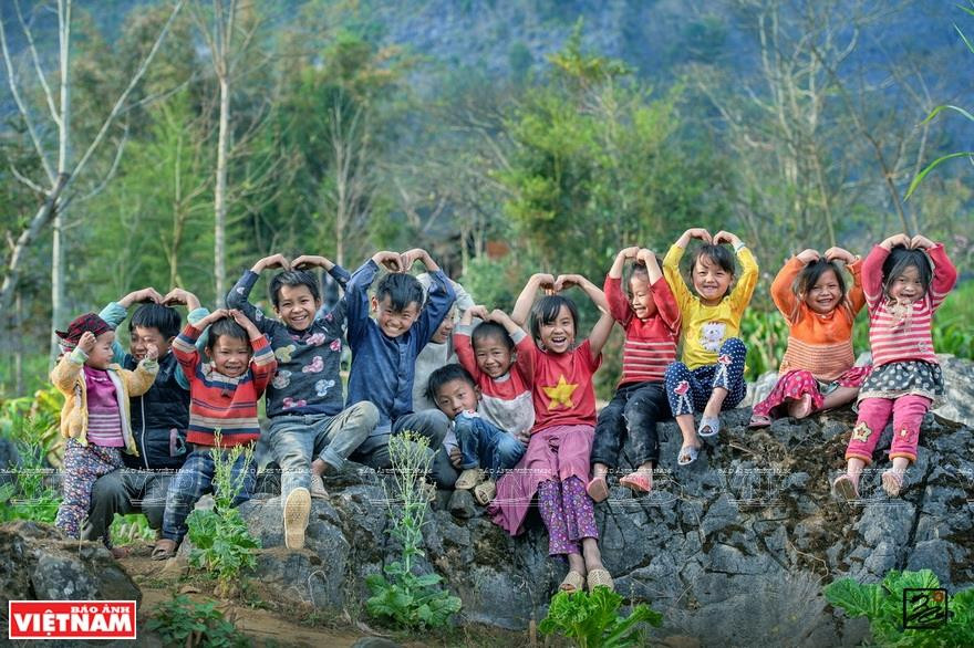 《摆个心形》作品。图自越南画报