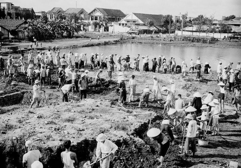 首都河内解放之后，河内市各机关、团体的干部、战士和工人共同参加建设行多（Hàng Đẫy）体育场和其他许多公共工程。越通社发