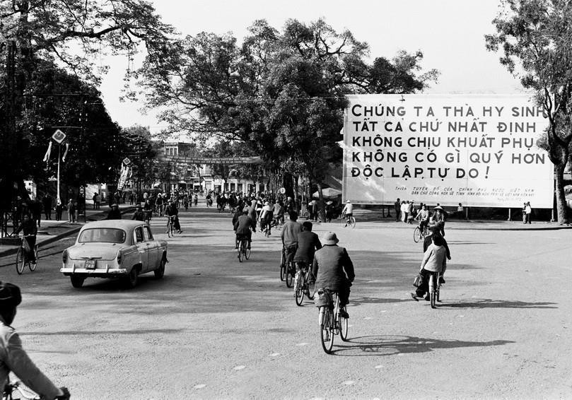 1972年12月底，首都河内遭美国飞机猛烈袭击那些日子的街道场景。越通社发