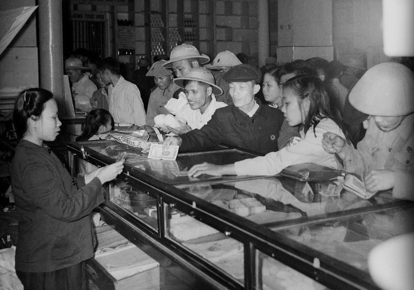 国营贸易商店体系向人民群众供应必需品，保障人民生活。越通社发