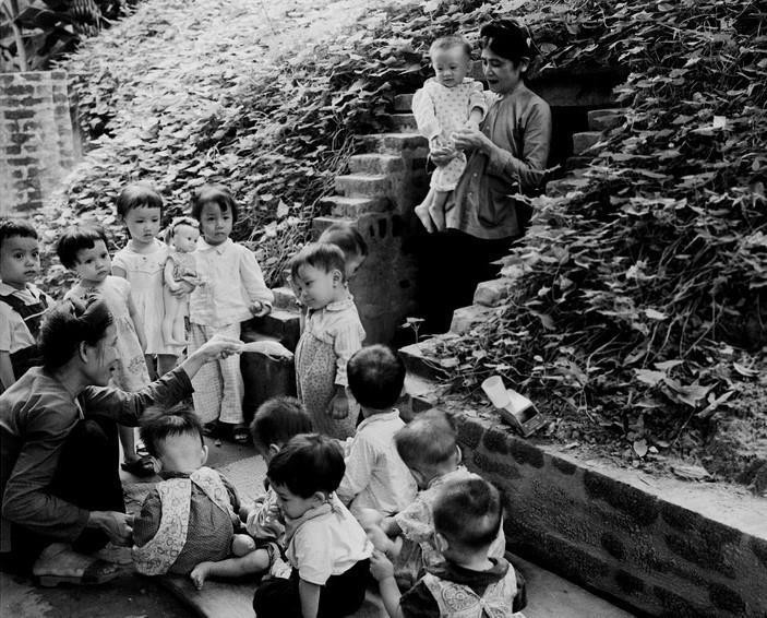 1965年越南北部反对美帝国主义破坏性战争期间，河内市交通隧道中的一个幼儿园。越通社发