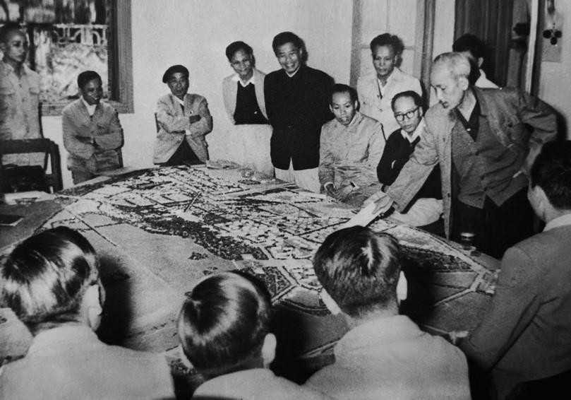 1959年11月胡志明主席就河内市规划项目提出意见。越通社发