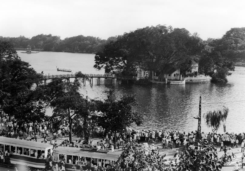 环剑湖湖畔的电动火车站常常人山人海。越通社发