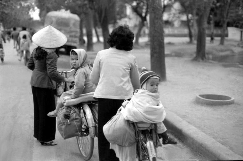 1972年12月底，首都河内遭美国飞机猛烈袭击，首都儿童们跟着妈妈去疏散。越通社发