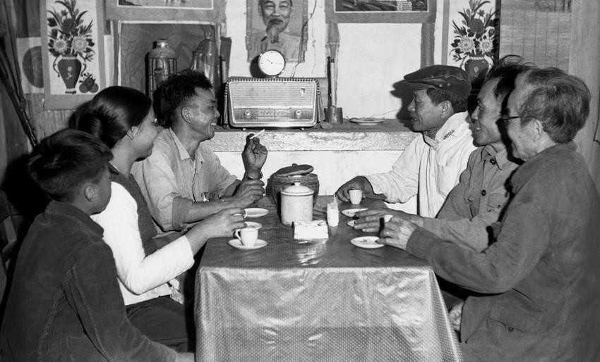 河内市民听广播，更新1973年1月27日在巴黎签署的《关于在越南结束战争，恢复和平的巴黎协定》的相关信息，越通社发