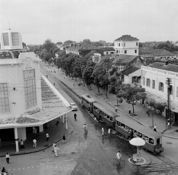  图为1960年电动火车在行牌街上行驶。越通社发