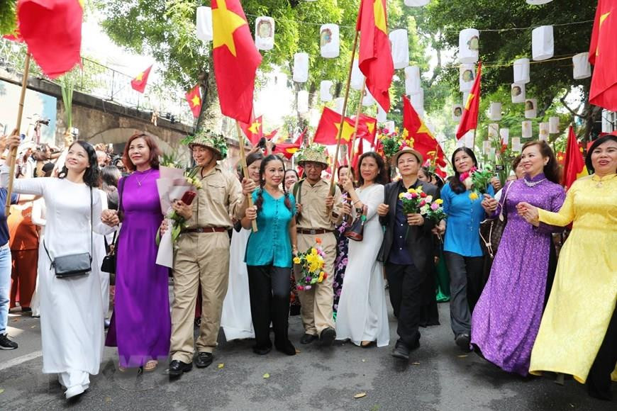 首都人民兴高采烈迎接凯旋归来的军团场景再现。越通社记者 日英 摄