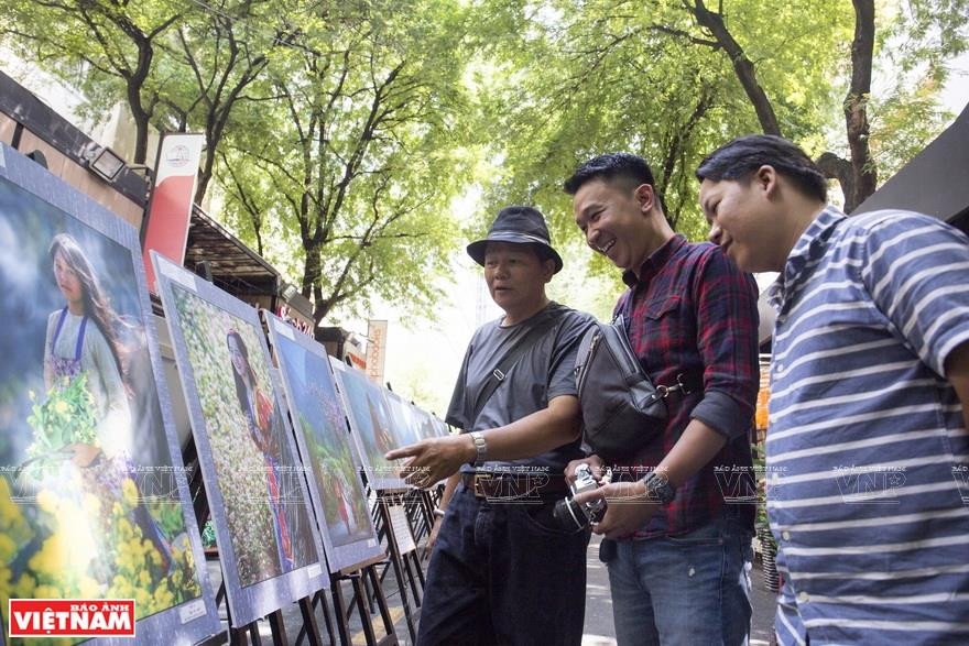 图片展吸引许多观众的眼球。图自越南画报