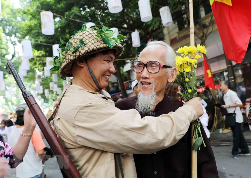 首都解放日父子重逢的场景再现。越通社记者 日英 摄