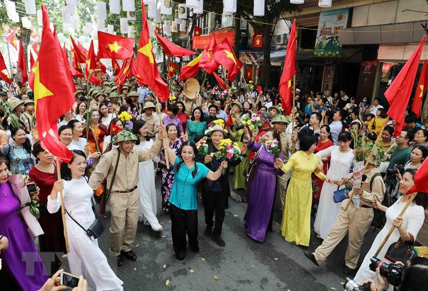 首都人民兴高采烈迎接凯旋归来的军团场景再现。越通社记者 日英 摄