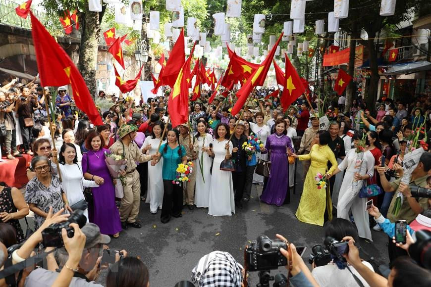首都人民65年前秋季大捷之后迎接军团凯旋归来的欢乐气氛再现。越通社记者 诚达 摄
