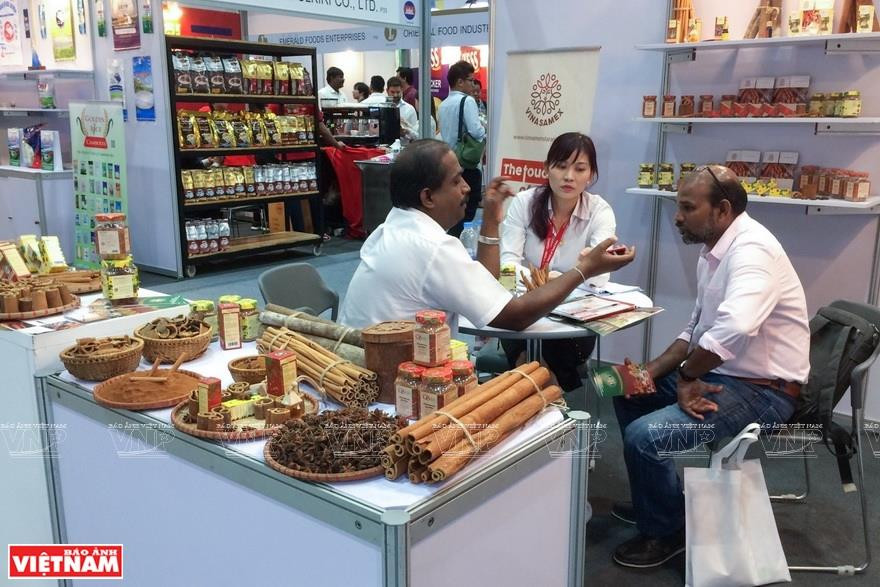 Vina Samex参加国际展会，向国外朋友介绍越南山林特产。图自越南画报