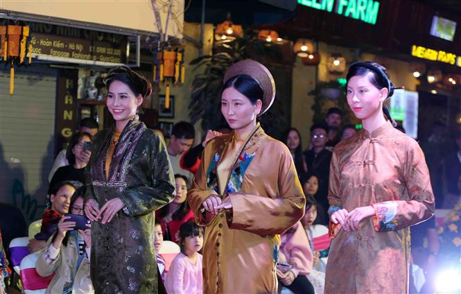 北部和中部传统奥黛秀。图自越通社