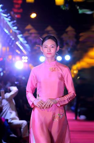 北部和中部传统奥黛秀。图自越通社