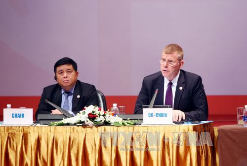 亚洲开发银行Stephen Groff 在会上发表讲话。（图片来源：越通社）