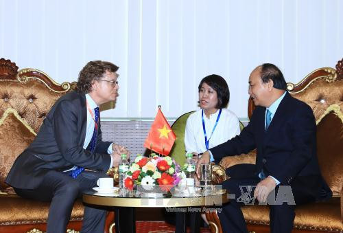 越南政府总理阮春福会见瑞典驻越大使佩雷里克·霍格贝尔格。（图片来源：越通社）