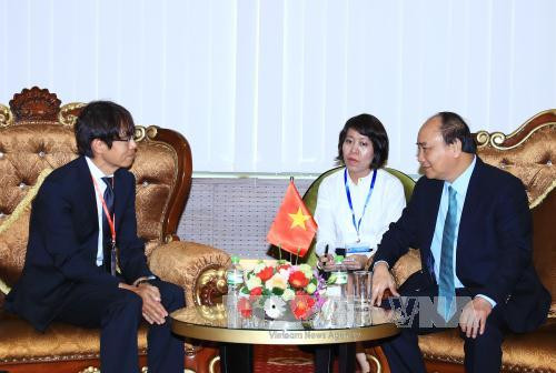 越南政府总理阮春福会见日本驻越南大使馆公使柳军。（图片来源：越通社）