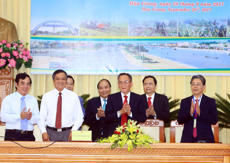 阮春福见证投资合作文件签署仪式。(图片来源：越通社）