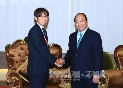 越南政府总理阮春福会见日本驻越南大使馆公使柳军。（图片来源：越通社）