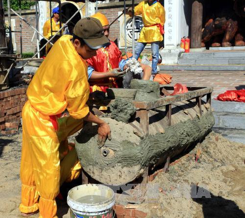 大炮古法法铸造仪式。（图片来源：越通社）