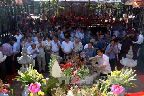 许多人前来参加大炮古法法铸造仪式。（图片来源：越通社）