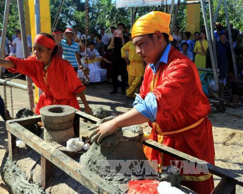 大炮古法法铸造仪式。（图片来源：越通社）