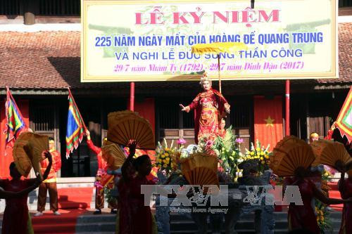 大炮古法法铸造仪式。（图片来源：越通社）