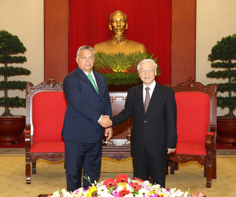 越共中央总书记阮富仲（右）会见匈牙利总理维克多•奥尔班。（图片来源：越通社）