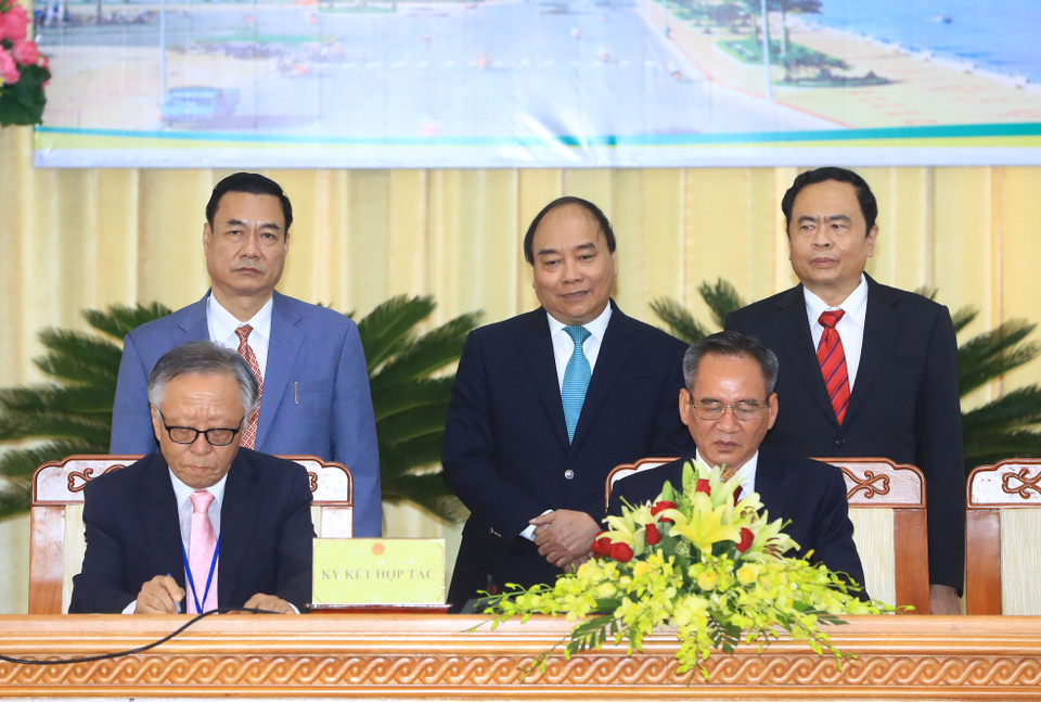 阮春福见证投资合作文件签署仪式。(图片来源：越通社）