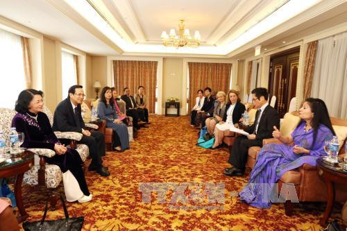 越南国家副主席邓氏玉盛会见前来出席2017年亚太经合组织妇女与经济公私对话的代表。（图片来源：越通社）