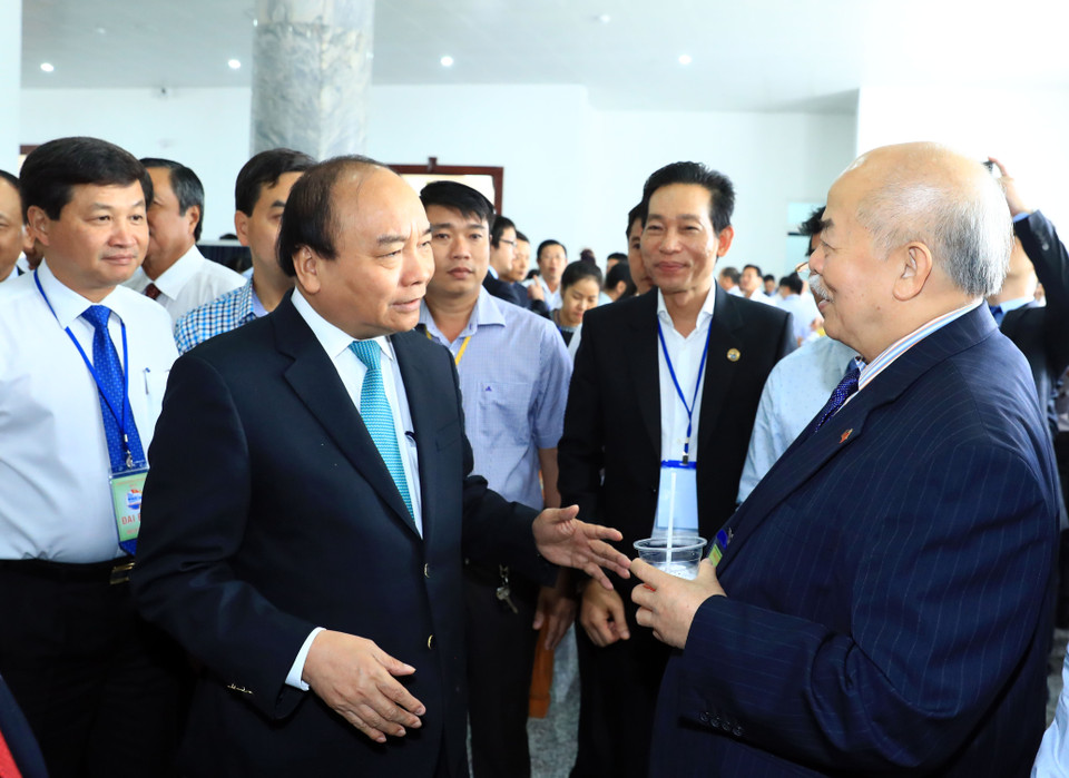 阮春福与与会代表交换意见。(图片来源：越通社）