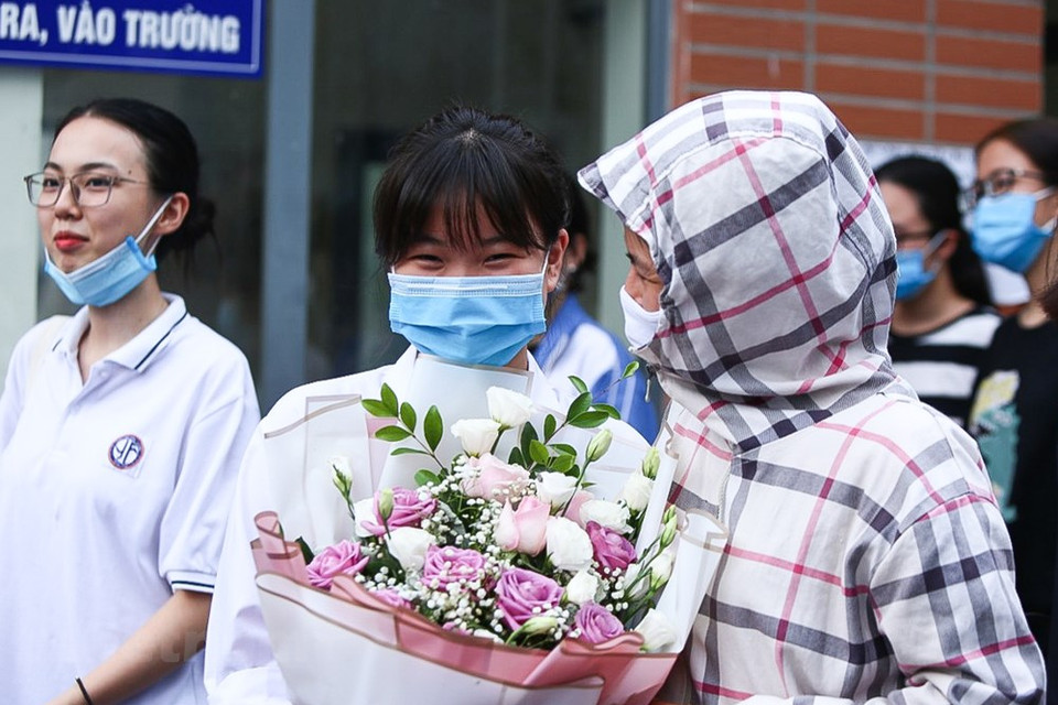 站在考场外等待的家长也因考生们的高兴而感到开心。图自Vietnam+