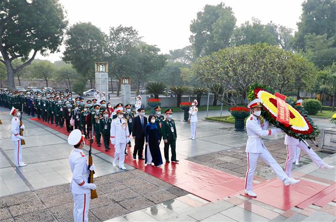 以越南国家副主席邓氏玉盛为首的代表团在河内市北山街英雄烈士纪念台向各位英雄烈士敬献花圈。越通社记者 杨江 摄
