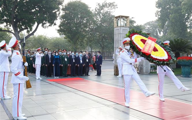 以越南国家副主席邓氏玉盛为首的代表团在河内市北山街英雄烈士纪念台向各位英雄烈士敬献花圈。越通社记者 杨江 摄