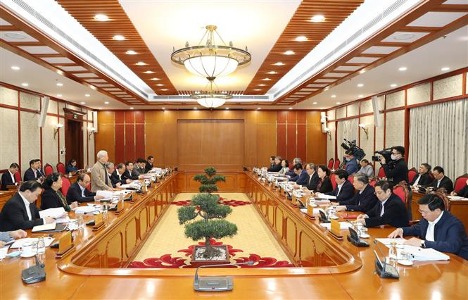 阮富仲对各项意见表示衷心感谢，并强调将竭尽全力吸收采纳这些意见与建议。他指出，大会的报告是关于提交大会文件的报告，因此要汇总好其他所有报告，内容准确无误、简洁明了。文件必须体现出共同声音，党的领导作用和民族的大团结力量。越通社记者 智勇 摄