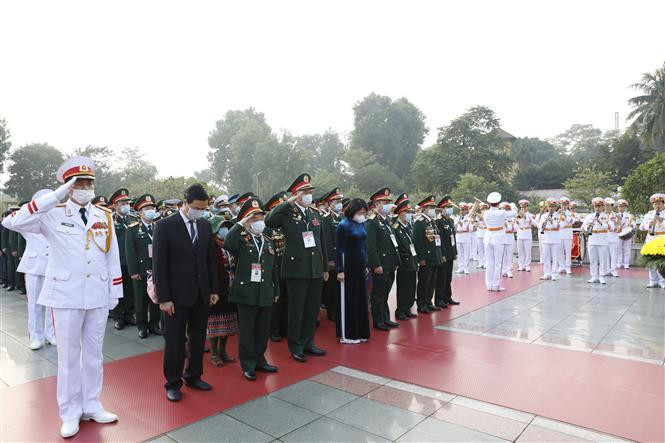 以越南国家副主席邓氏玉盛为首的代表团在河内市北山街英雄烈士纪念台向各位英雄烈士敬献花圈。越通社记者 杨江 摄