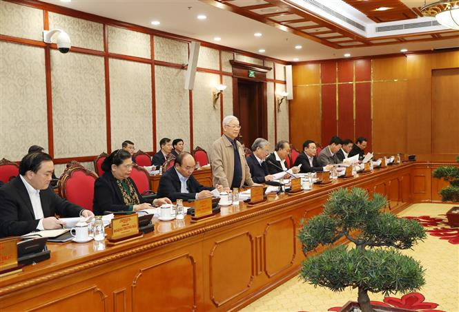 阮富仲在发表讲话时强调，编辑组必须小心谨慎，认真听取采纳科学家、知识分子及各阶层人民的意见，不断完善文件草案，三思、谨慎、准确地将自己的全部精力投入到工作中，并其视为首要的政治任务。越通社记者 智勇 摄