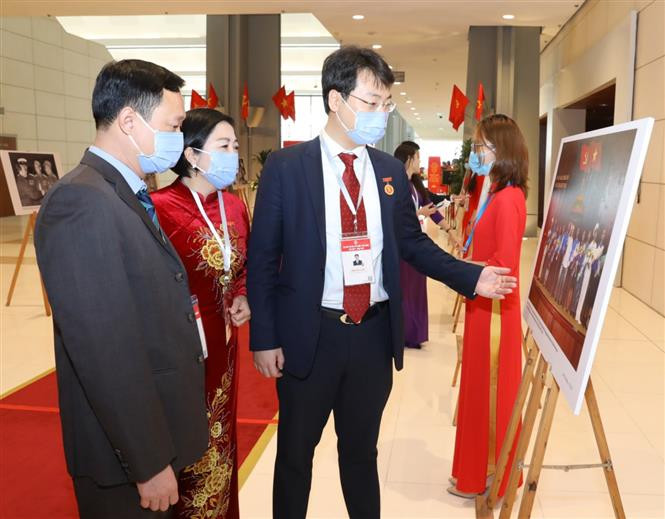 与会代表参观大会上举行的图片展。越通社记者 文牒 摄