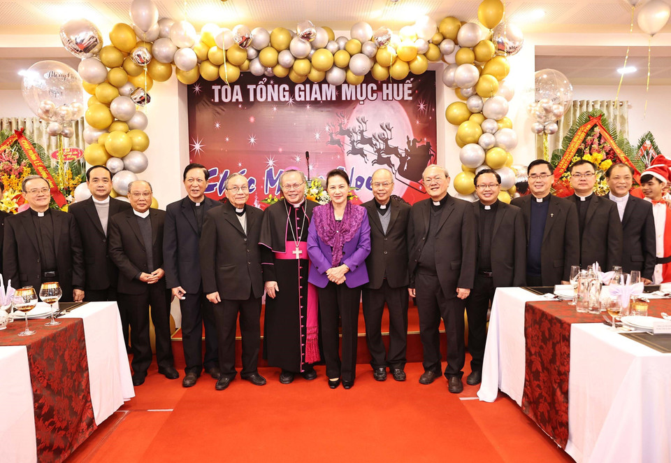 国会主席阮氏金银走访慰问当地模范天主教家庭，向他们致以圣诞节祝福。图片来源：越通社