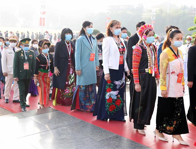 出席第十次全国爱国竞赛大会代表团拜谒胡志明主席陵，向胡志明主席敬献花圈并入陵瞻仰胡志明主席遗容。越通社记者 统一 摄