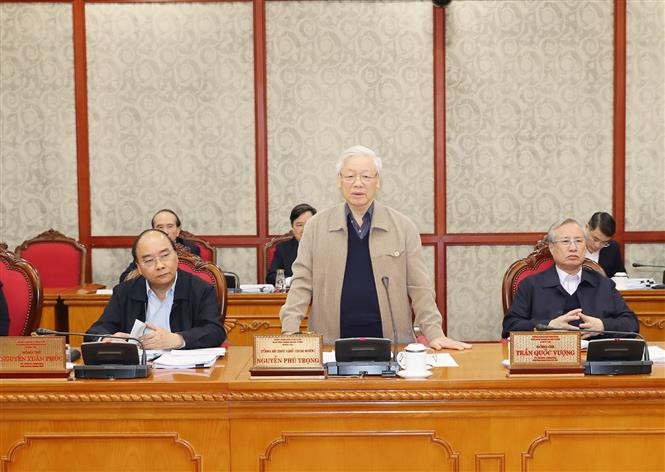 阮富仲在总结讲话中指出，其他报告必须以政治报告为核心。剩余的时间不多，各编辑组、工作组必须集中精力，狠抓落实，全力完善文件草案，确保内容的准确性。越通社记者 智勇 摄