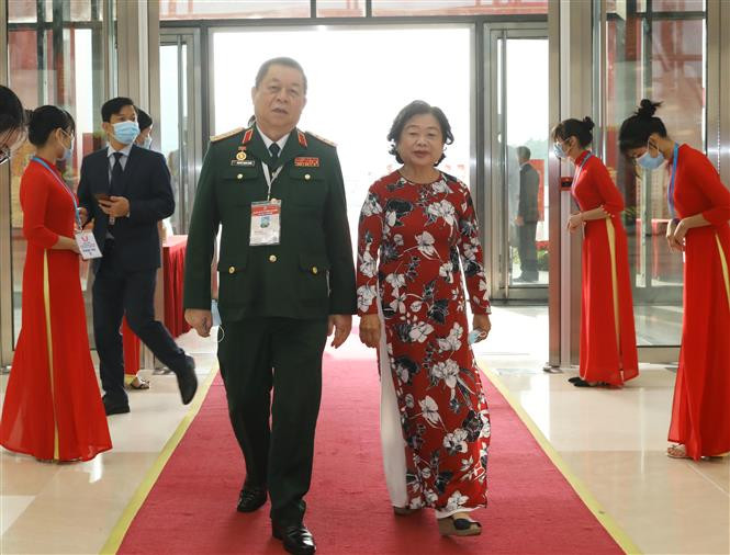 原越南国家副主席张梅花和越南人民军总政治局副主任阮仲义上将前来出席第十次全国爱国竞赛大会。越通社记者 文牒 摄