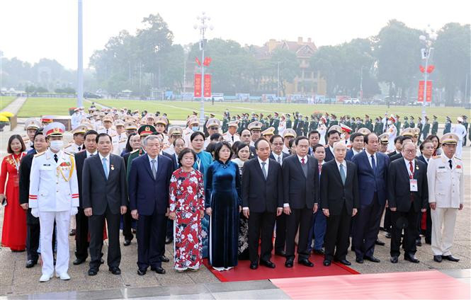 越南政府总理阮春福率领出席第十次全国爱国竞赛大会代表团前往胡志明主席陵墓敬献花。越通社记者 统一 摄