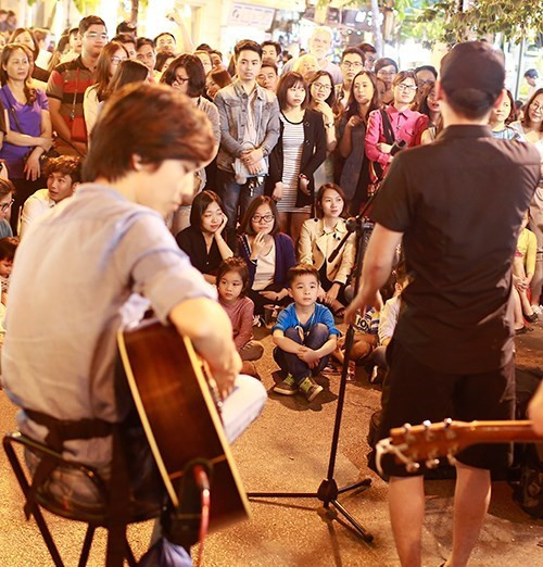 儿童专心聆听。（图片来源：《人民军队报》）