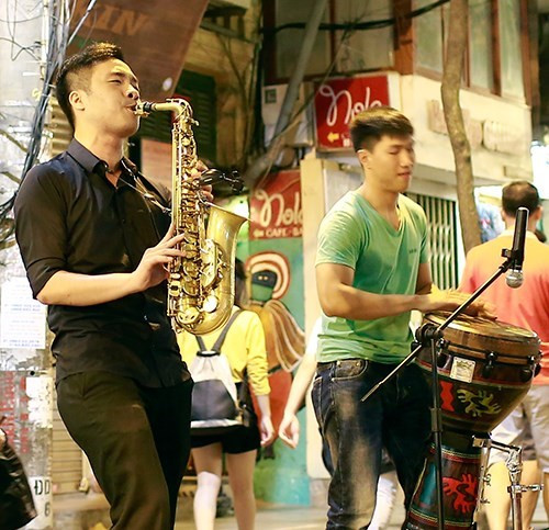自由表演风格成为街头音乐队的特色。（图片来源：《人民军队报》）