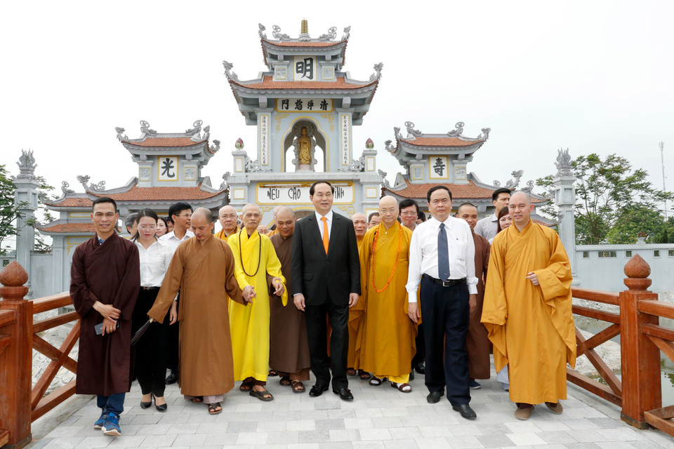 5月4日，越南国家主席陈大光走访慰问并向越南佛教教会法主释普慧大老和尚及佛教教会证明理事会、治事委员会全体高僧大德致以佛诞节祝福。