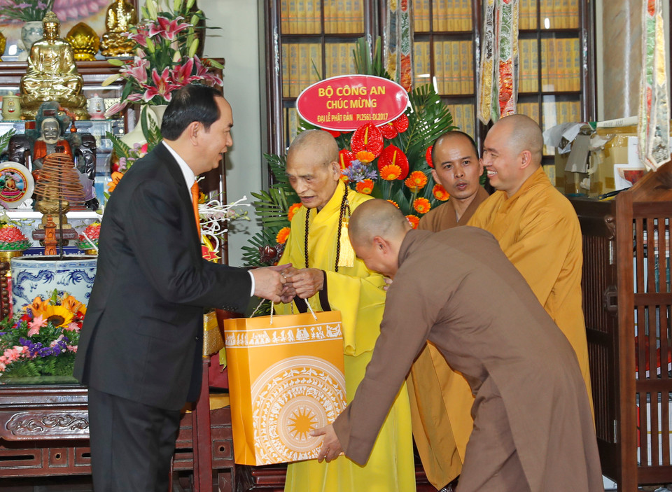 5月4日，越南国家主席陈大光走访慰问并向越南佛教教会法主释普慧大老和尚及佛教教会证明理事会、治事委员会全体高僧大德致以佛诞节祝福。