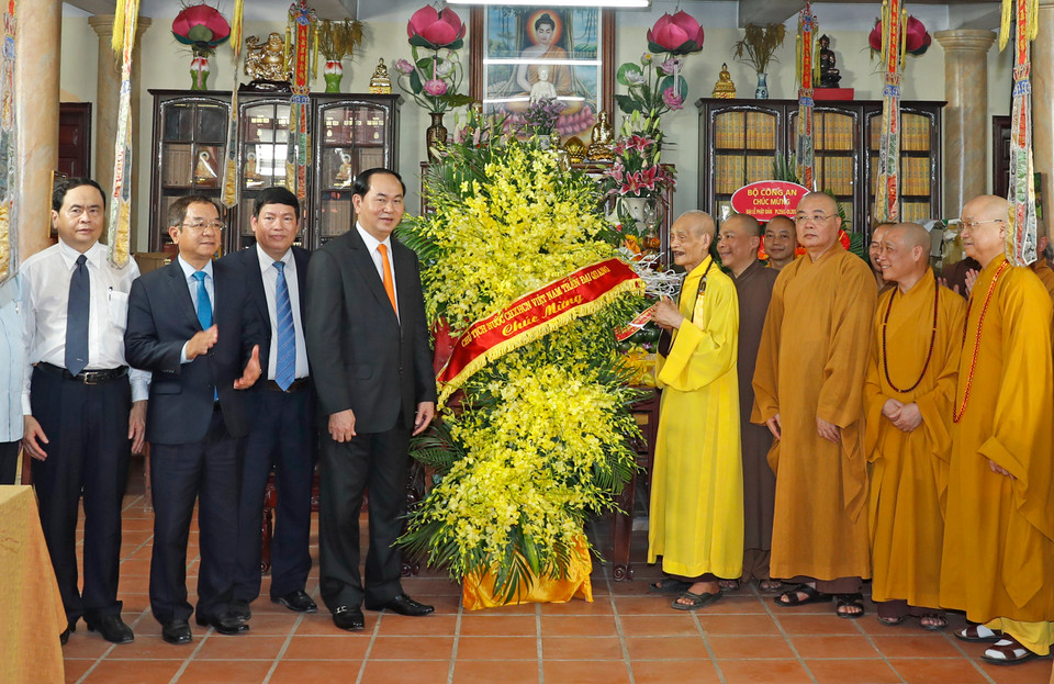 5月4日，越南国家主席陈大光走访慰问并向越南佛教教会法主释普慧大老和尚及佛教教会证明理事会、治事委员会全体高僧大德致以佛诞节祝福。