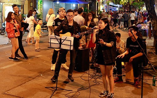 流行音乐表演。（图片来源：《人民军队报》）