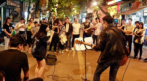 街头音乐队为河内古街周末气氛添加色彩。（图片来源：《人民军队报》）